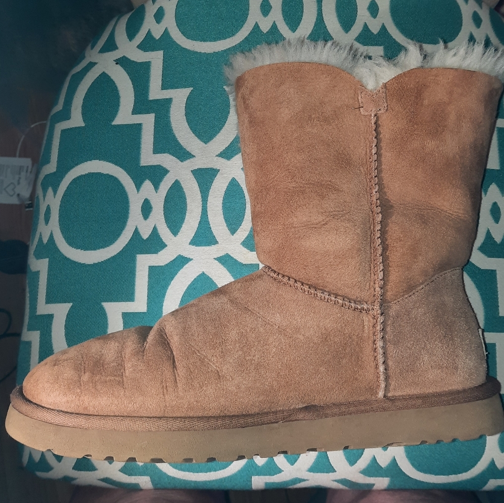 EUC Ladies Size 10 UGGS Bailey 1 button in Chestnut. - Picture 8 of 9
